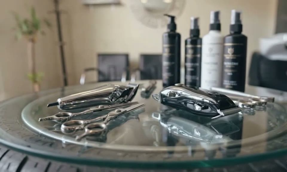 Sfeerimpressie van een knipbeurt bij Barbershop De Maten